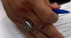 صدّق او لا تصدّق: اعتقال صيدلي عربي في بيتاح تكفا بسبب خاتم عليه عبارة "محمد رسول الله"!